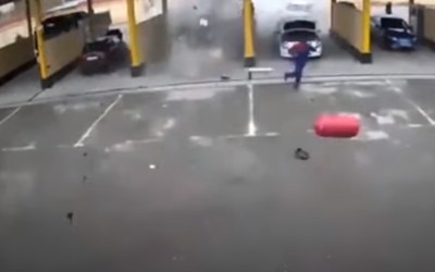 Τρομερή έκρηξη σε σταθμό υγραερίου – Ανατινάχθηκε το αυτοκίνητο [video]