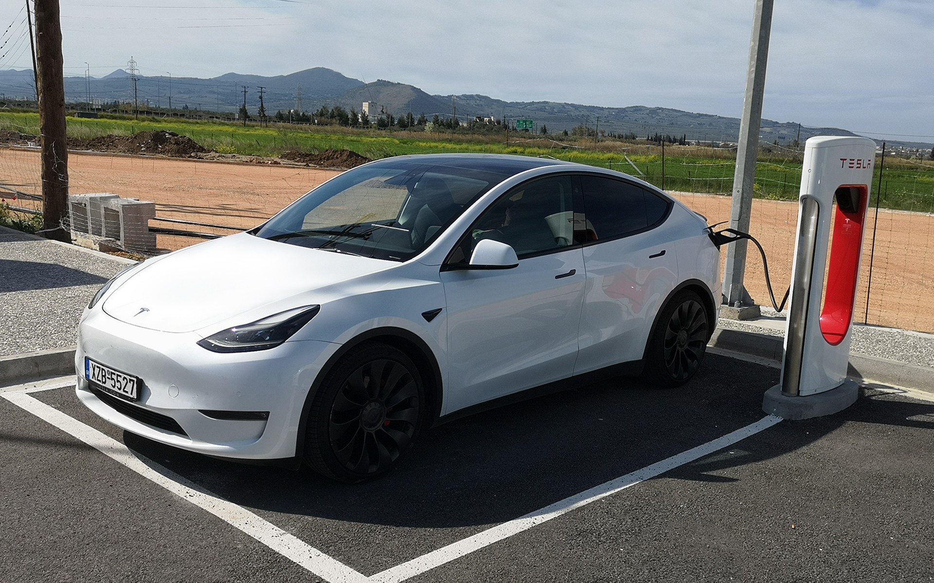 Κάναμε 900 km δωρεάν με Tesla Model Y Performance - Πολύ γκάζι, μηδέν κόστος!