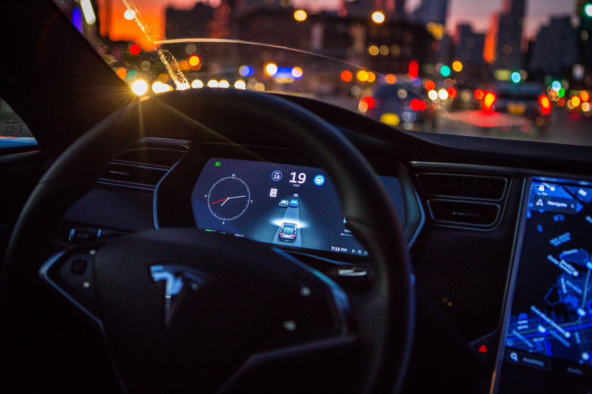 Tesla: Αυξημένα ασφάλιστρα για όσους οδηγούν νύχτα - Δείτε πως χρεώνει