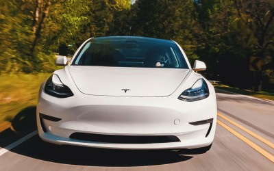 Νέα μείωση τιμών για τα Tesla Model 3 και Model Y - Γιατί συμβαίνει αυτό;