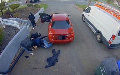 Video: Tα έβαλε με 4 ληστές κι έσωσε το αυτοκίνητό του!