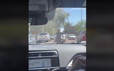 Αστυνομικός σταματάει ταξί χωρίς οδηγό [video]