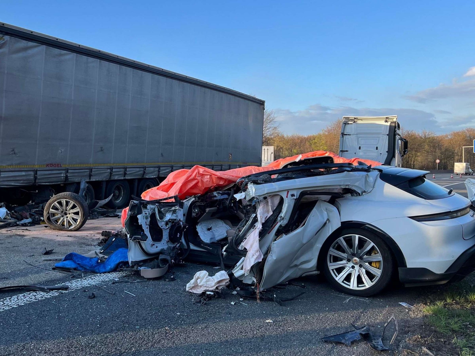 Ηλεκτρική Porsche καρφώθηκε αφρενάριστη σε νταλίκα – Δεν πήρε φωτιά