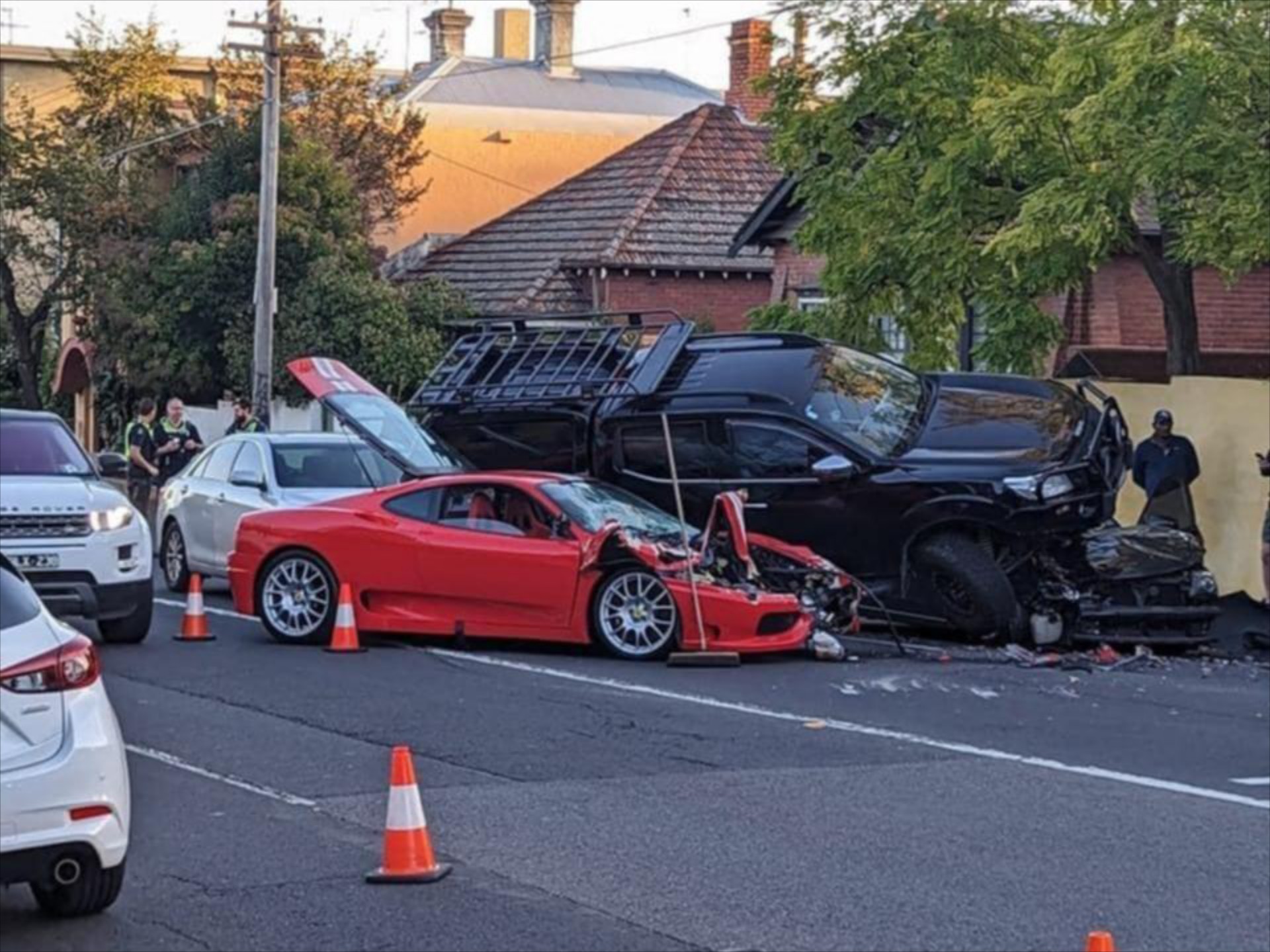 Ferrari τρακάρει με Nissan Navara και Subaru Impreza – Δείτε το video