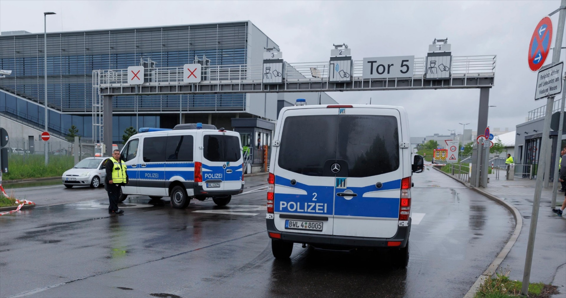 Δύο νεκροί στο εργοστάσιο της Mercedes – Ποιον είχε στόχο ο δράστης