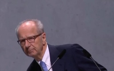 Πέταξαν τούρτα στο αφεντικό της Volkswagen – Δείτε το video