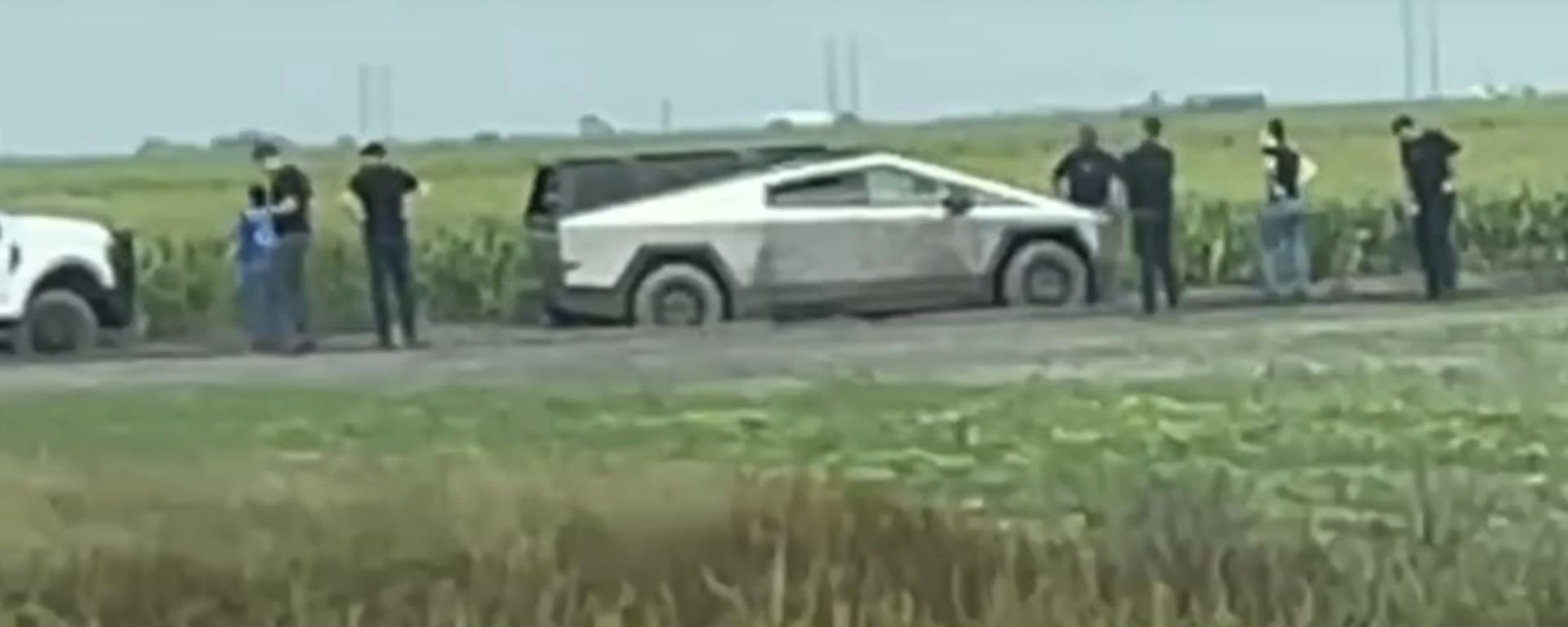 Video: Ένα Tesla Cybertruck κόλλησε στην λάσπη!