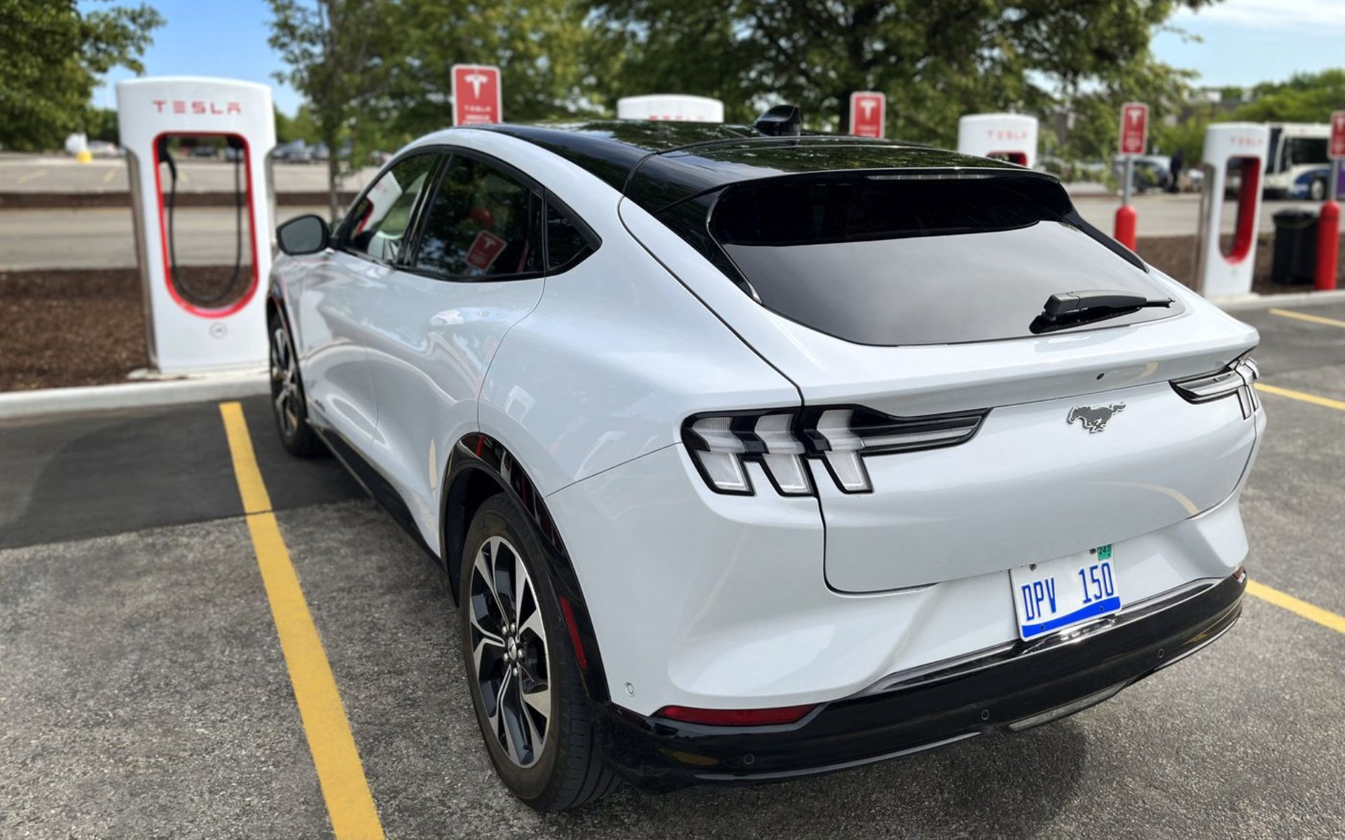 Τα ηλεκτρικά Ford θα μπορούν να φορτίζουν στους Tesla Superchargers