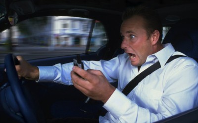 Έρευνα: 8 στους 10 οδηγούς στην Ελλάδα μιλούν στο τηλέφωνο