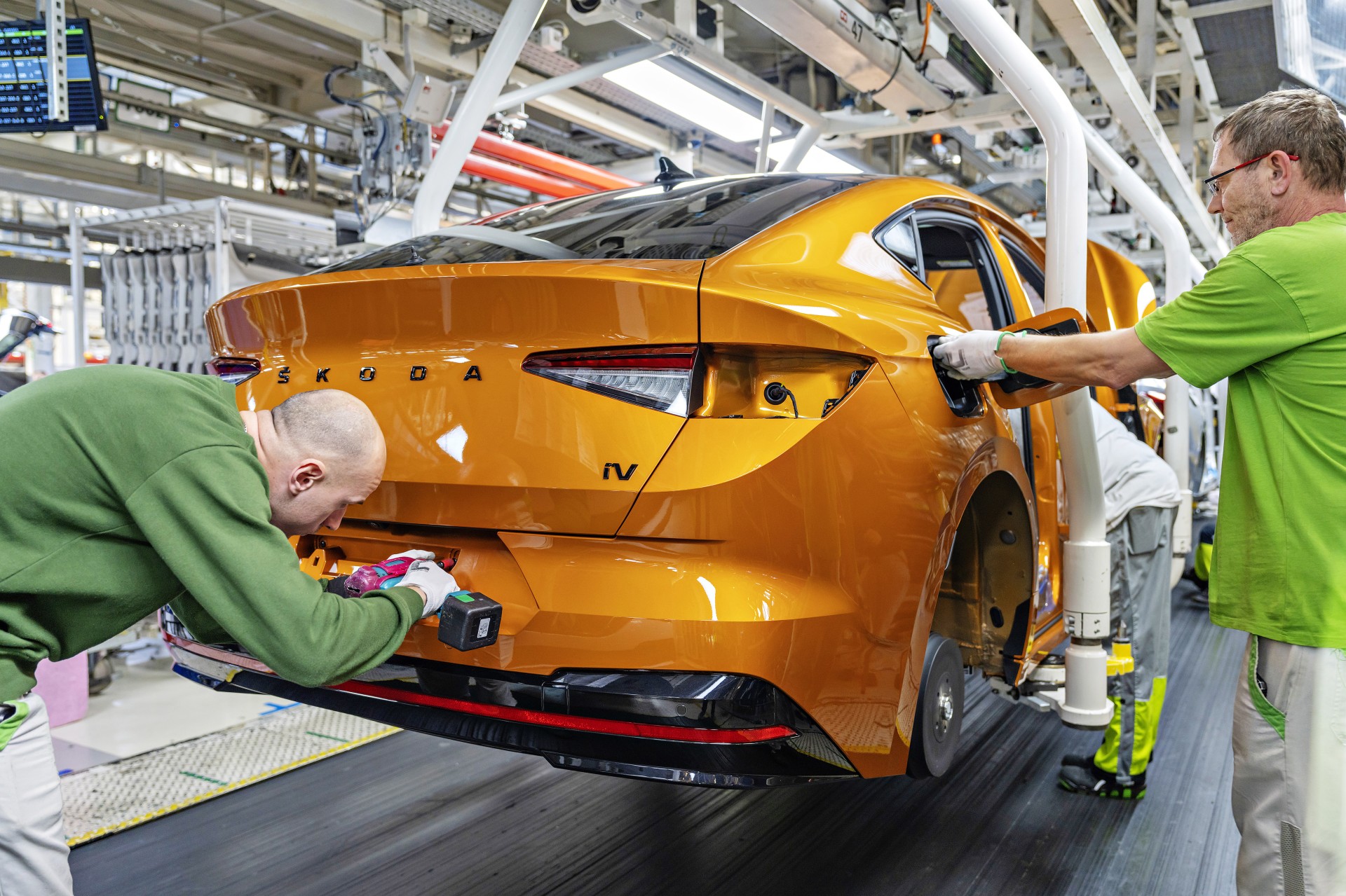 Αποστολή Skoda: Βλέπουμε πώς φτιάχνει μια μπαταρία κάθε 86 δευτερόλεπτα