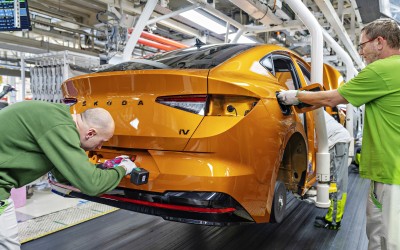 Αποστολή Skoda: Βλέπουμε πώς φτιάχνει μια μπαταρία κάθε 86 δευτερόλεπτα