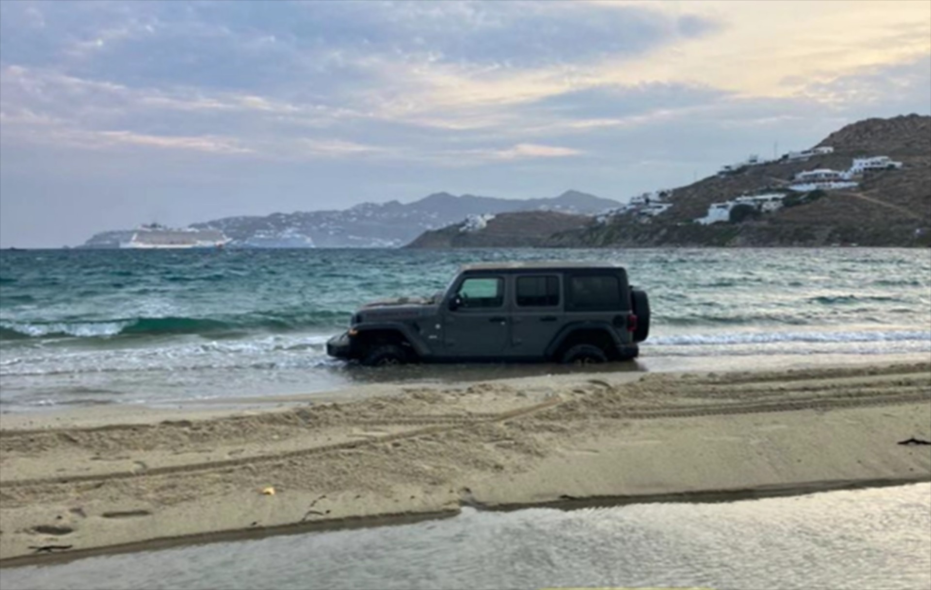 Μύκονος: Ένα Jeep Wrangler έκανε… βουτιά στη θάλασσα! [video]