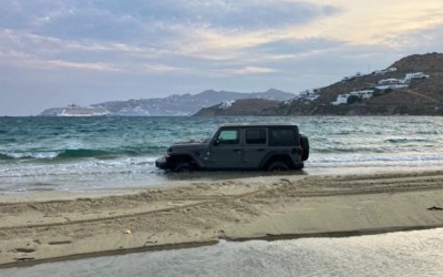 Μύκονος: Ένα Jeep Wrangler έκανε… βουτιά στη θάλασσα! [video]