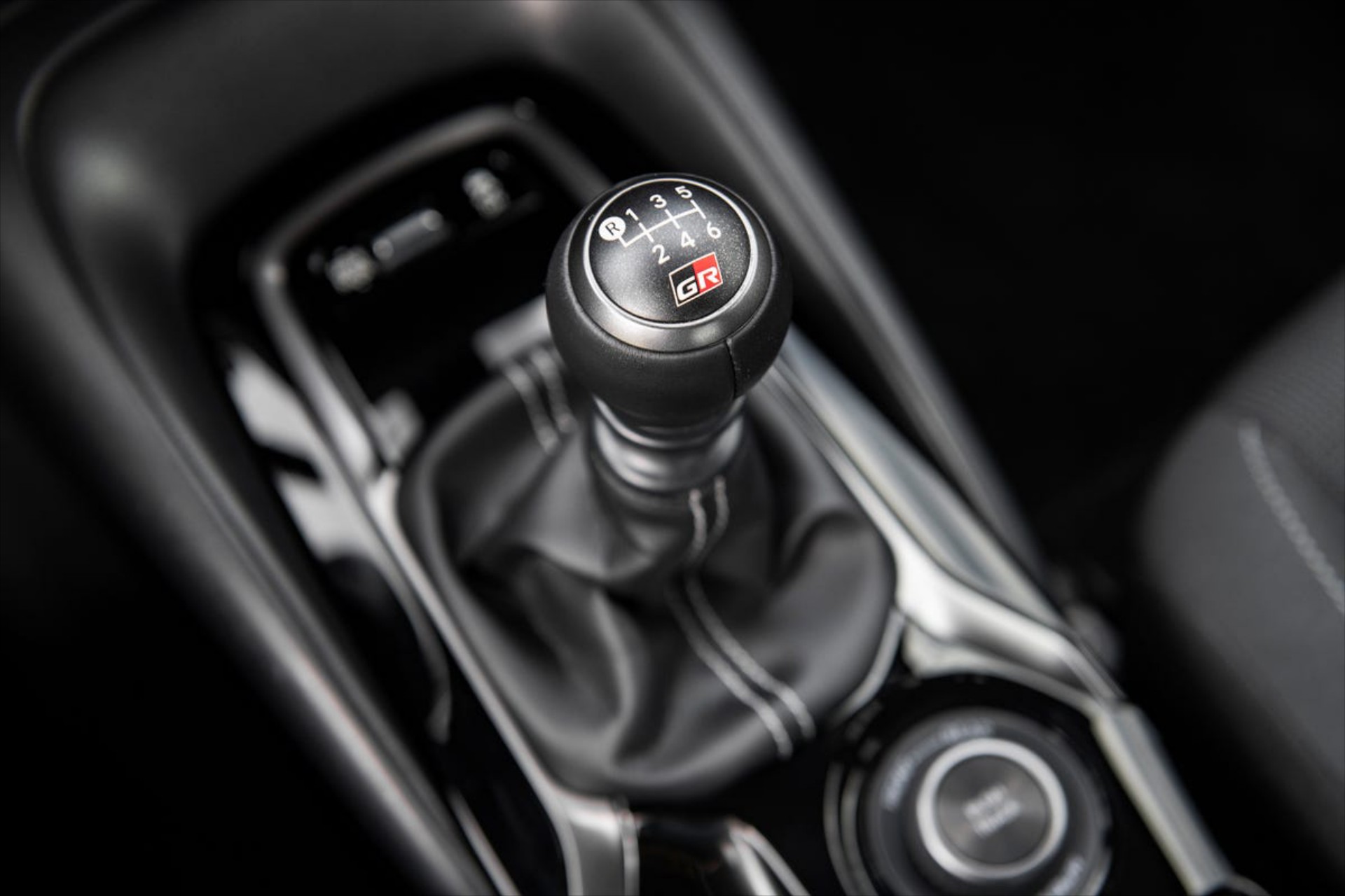 Υπάρχει ηλεκτρικό Toyota με χειροκίνητο κιβώτιο και... θόρυβο!