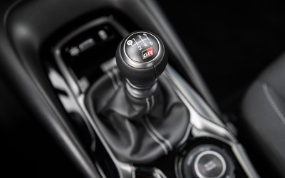 Υπάρχει ηλεκτρικό Toyota με χειροκίνητο κιβώτιο και... θόρυβο!