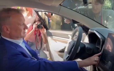 Lada: Παρά λίγο φιάσκο η παρουσίαση του Aura, λόγω... Ρώσου υπουργού [video]