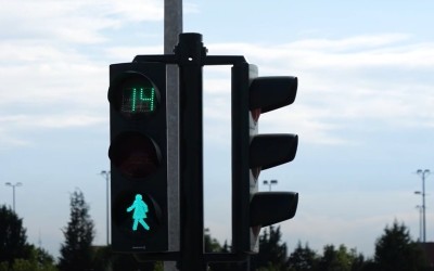 Φανάρια με γυνακεία φιγούρα πεζού στην Ελλάδα - Πού μπήκαν; [video]