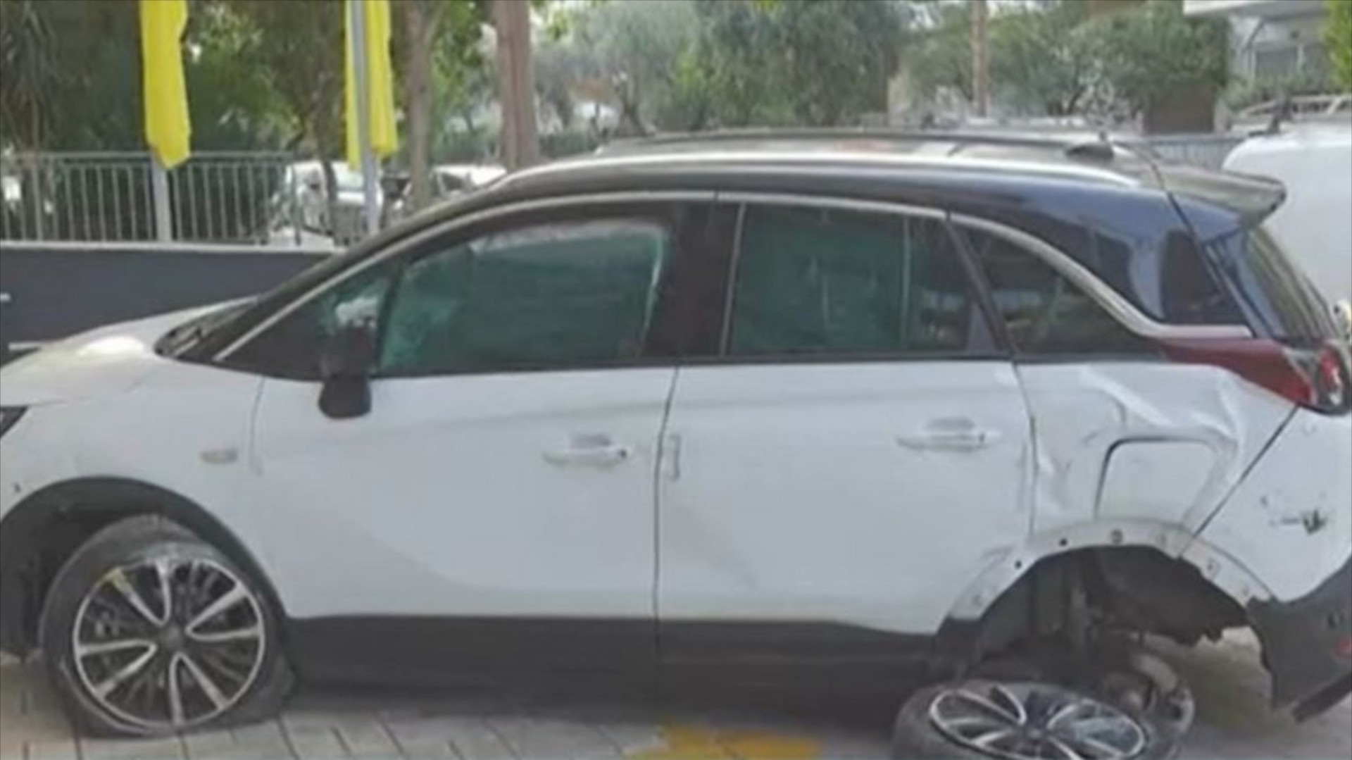 Λ. Κηφισίας: Αυτοκίνητο έπεσε σε φρεάτιο χωρίς καπάκι - Τα ξήλωσε όλα! [video]