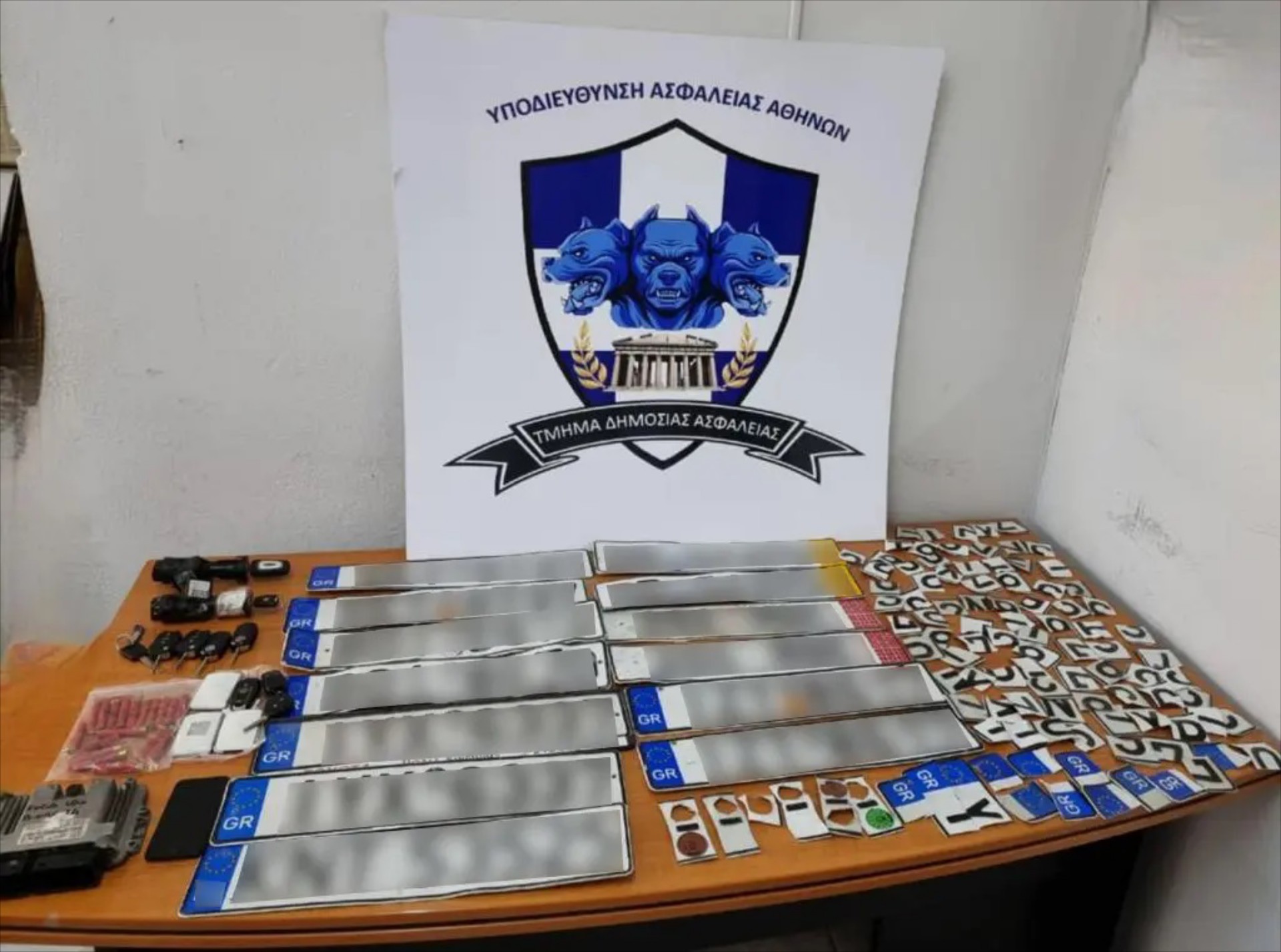 Εξαρθρώθηκε σπείρα που είχε κλέψει 64 οχήματα στην Αττική [video]