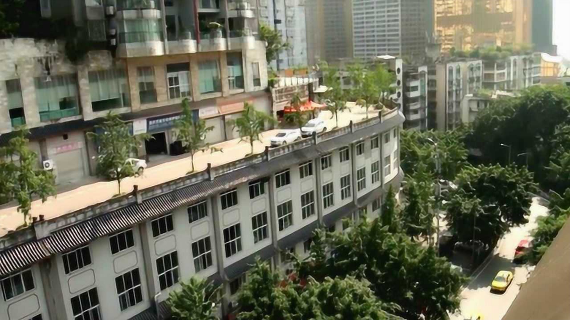 Απίστευτο: Ένας δρόμος που «πατά» πάνω σε κτίρια! [video]