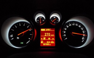 Ταξίδι με αυτοκίνητο: Ποια είναι η ιδανική ταχύτητα για οικονομία;