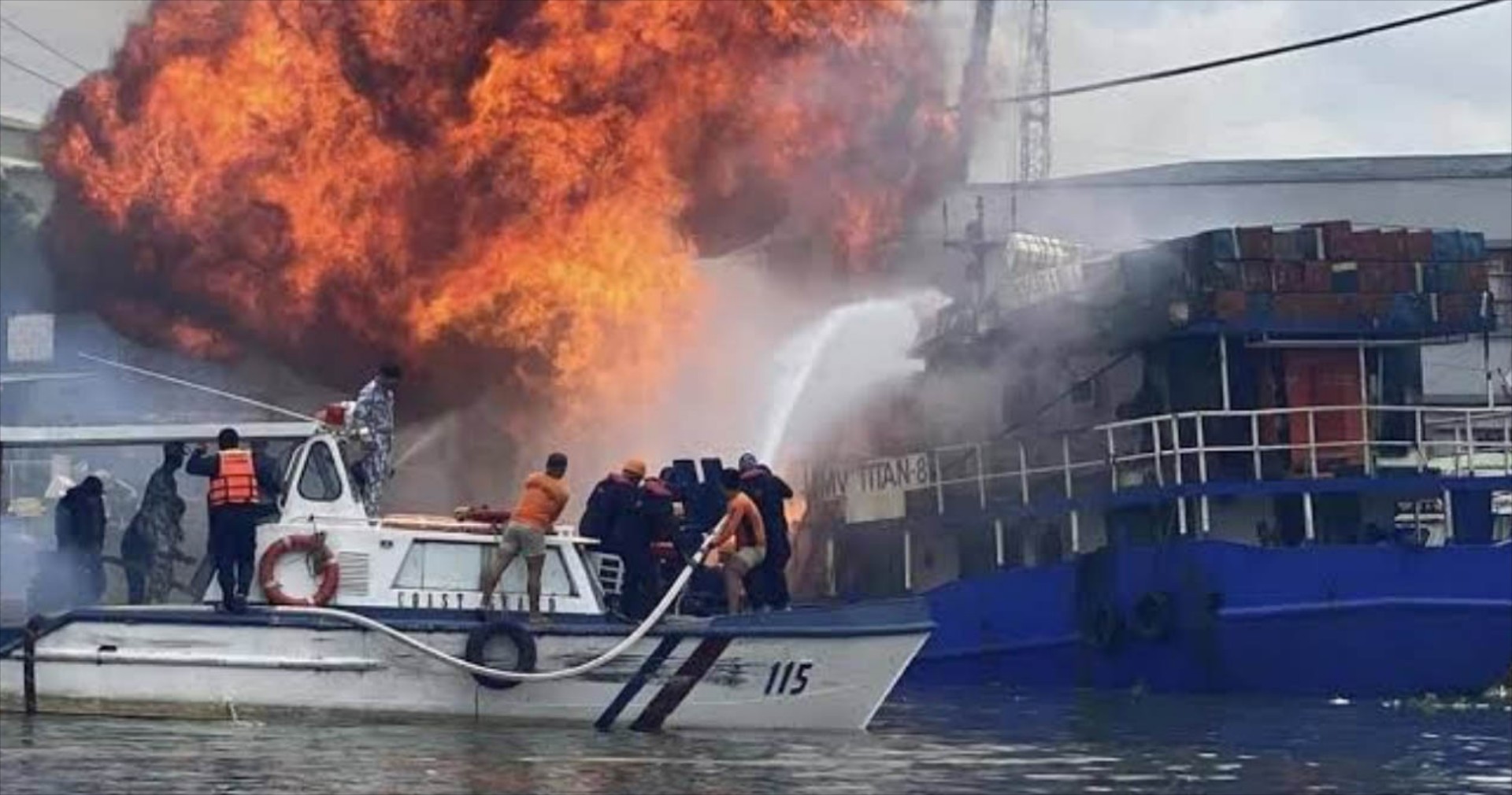 Έκτακτο: Καίγεται καράβι με χιλιάδες αυτοκίνητα – 1 νεκρός, πολλοί τραυματίες