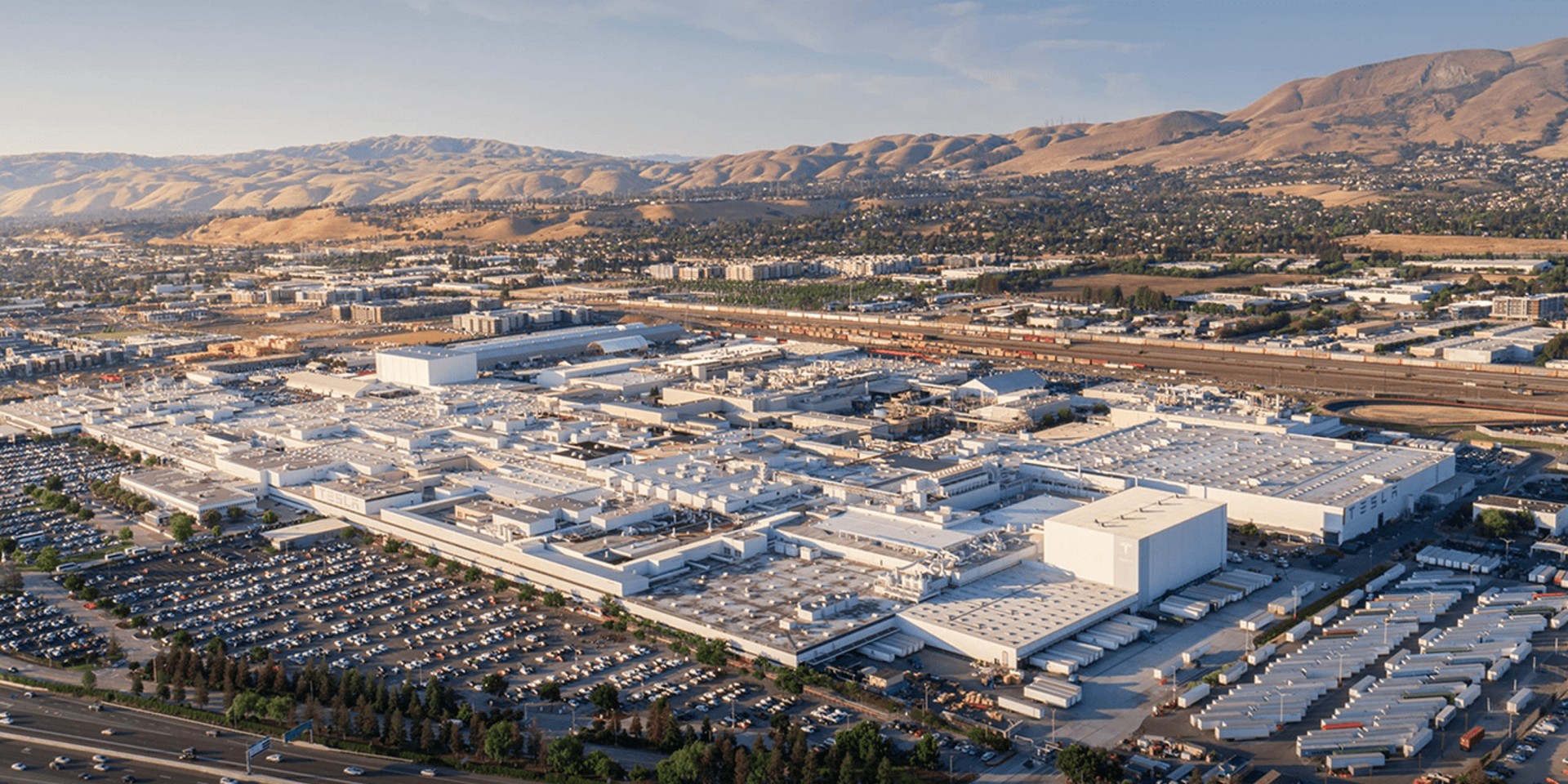 Κλείνει εργοστάσια η Tesla; Δες όλη την αλήθεια