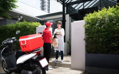 Αλλάζουν όλα στα Delivery: Kράνος, μπουφάν, μπότες υποχρέωση του εργοδότη!