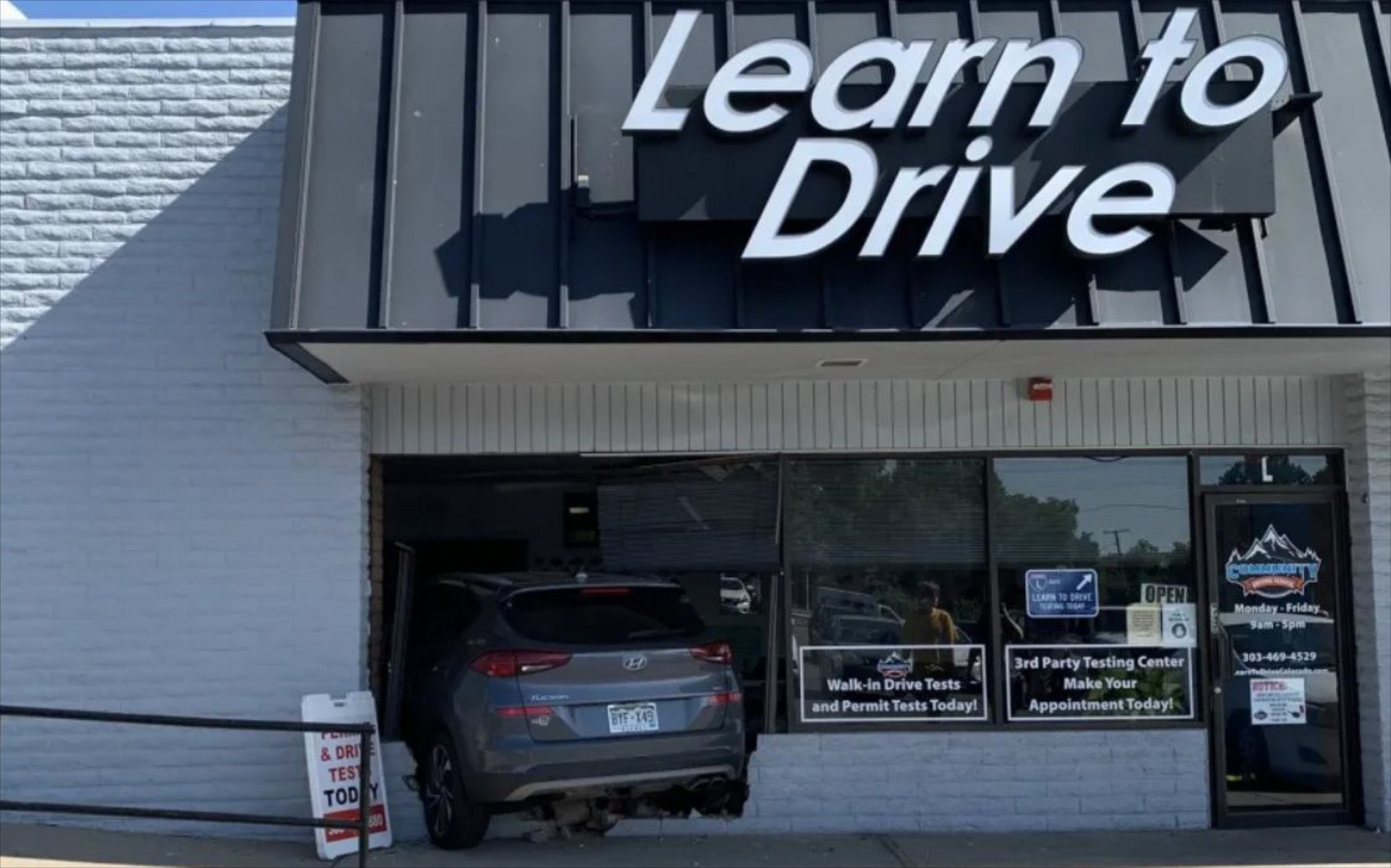 Ειρωνεία: Δάσκαλος οδήγησης «καρφώθηκε» στη σχολή οδηγών [video]