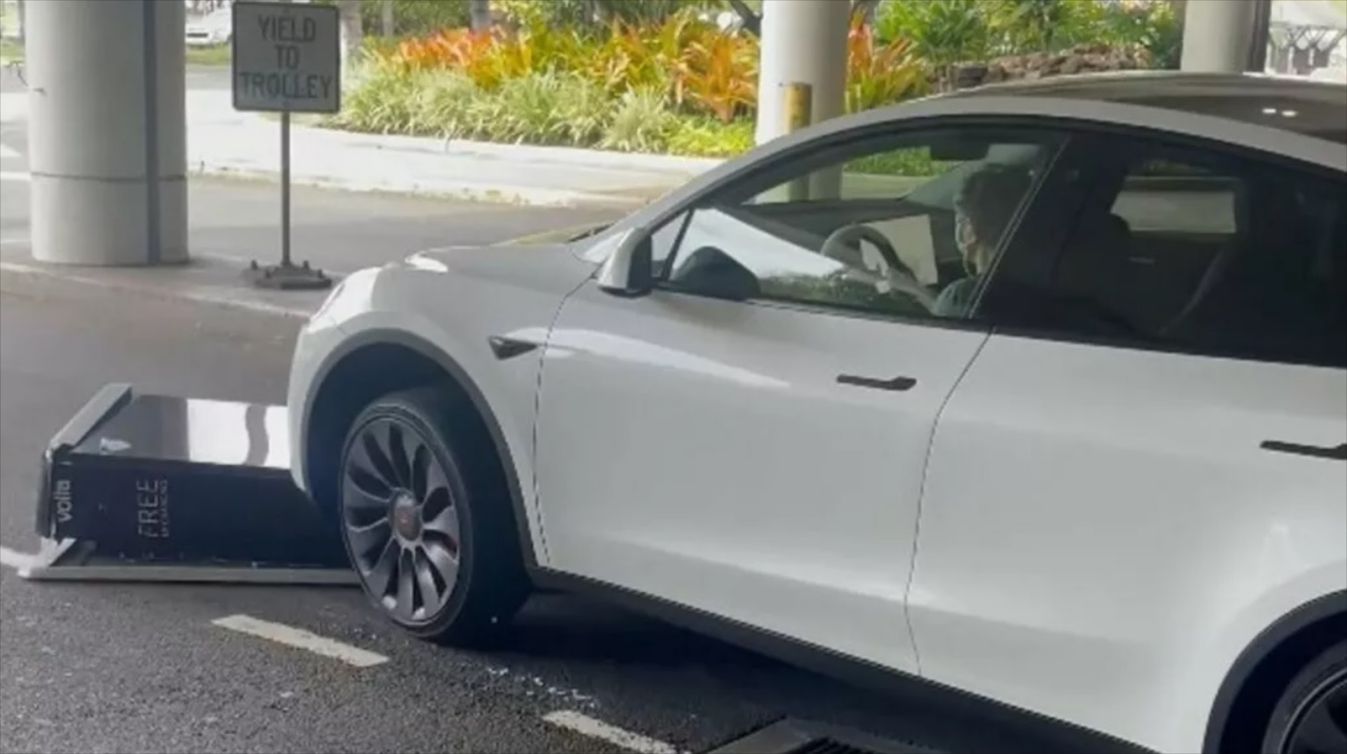 Οδηγός Tesla πήρε μαζί τον φορτιστή και δεν το πρόσεξε καν [Video]