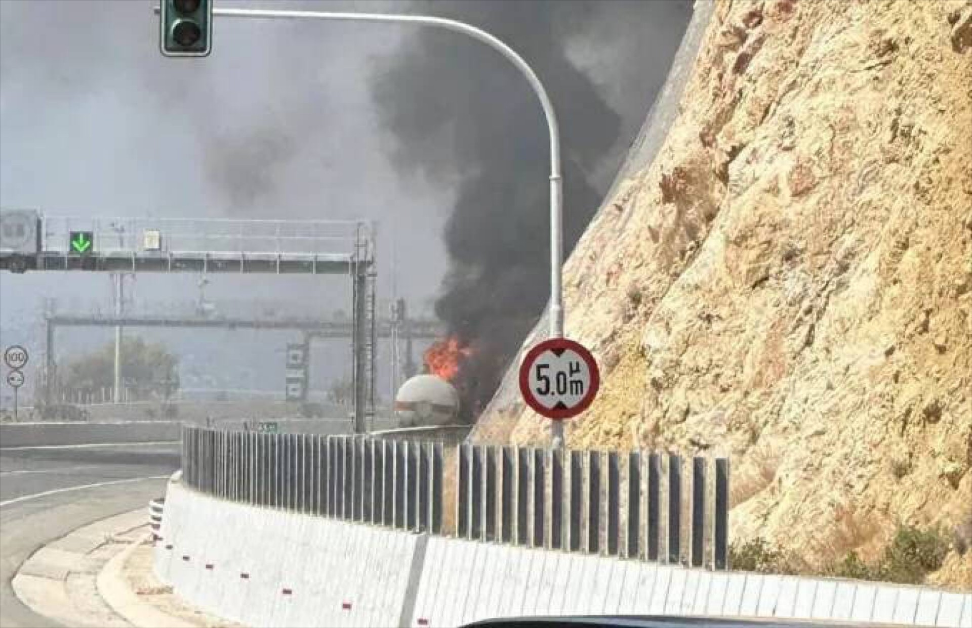 Φλέγεται βυτιοφόρο 7 τόνων υγραερίου στην Αθηνών-Κορίνθου – Ποιοι δρόμοι είναι κλειστοί