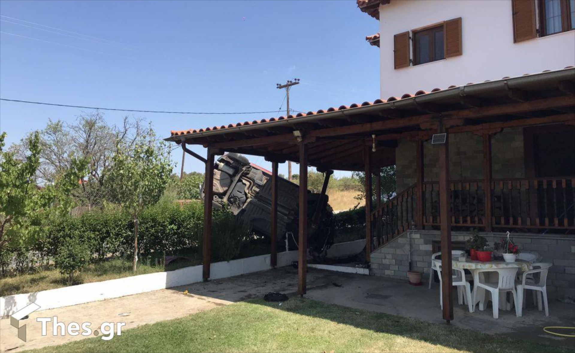 Αυτοκίνητο προσγειώθηκε στην αυλή σπιτιού! [video]