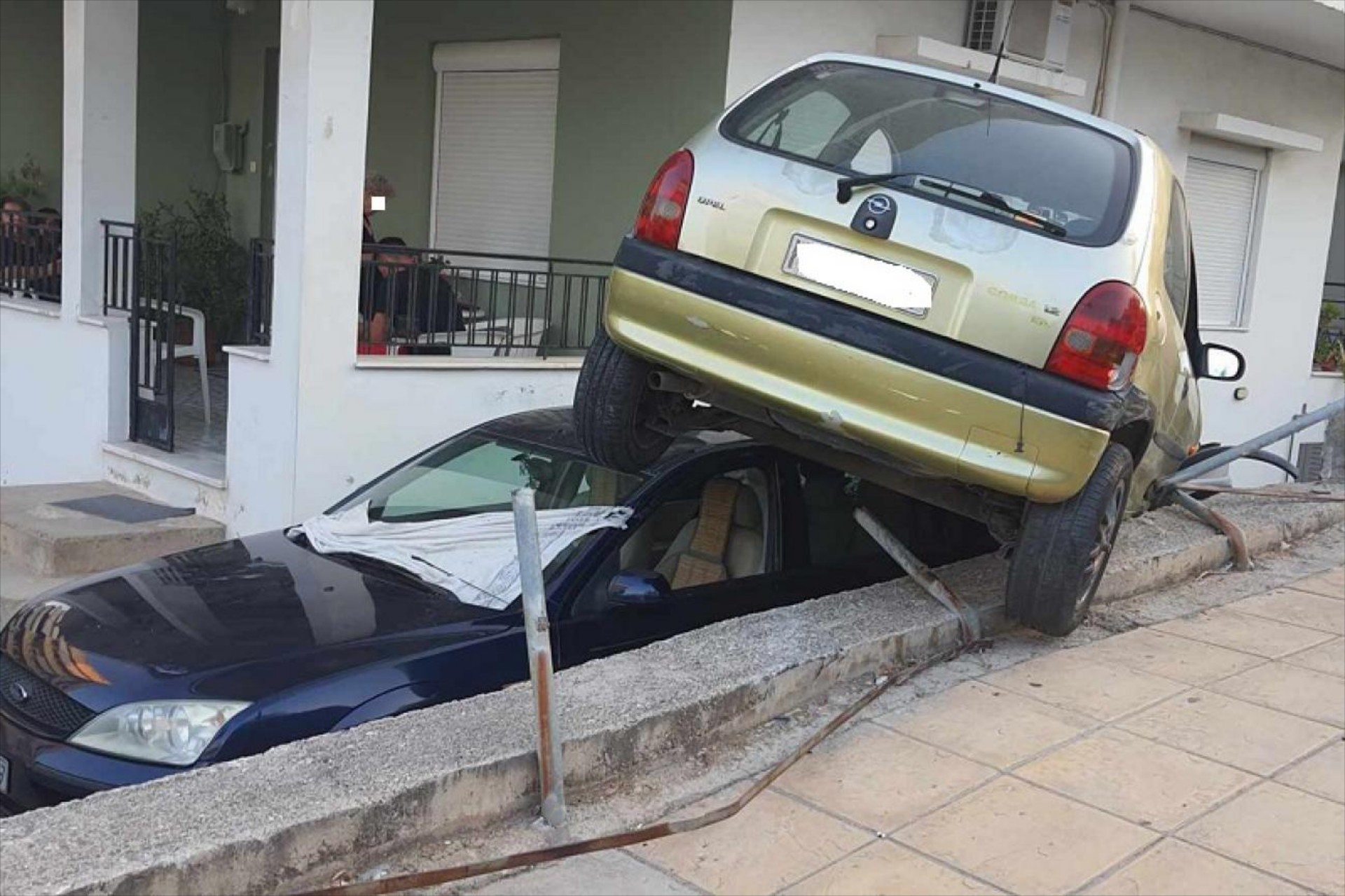 Απίστευτο ατύχημα στο Ηράκλειο: Αυτοκίνητο «πάρκαρε» στην οροφή άλλου ΙΧ!