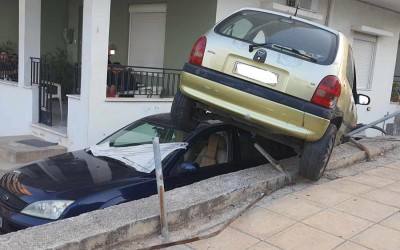 Απίστευτο ατύχημα στο Ηράκλειο: Αυτοκίνητο «πάρκαρε» στην οροφή άλλου ΙΧ!
