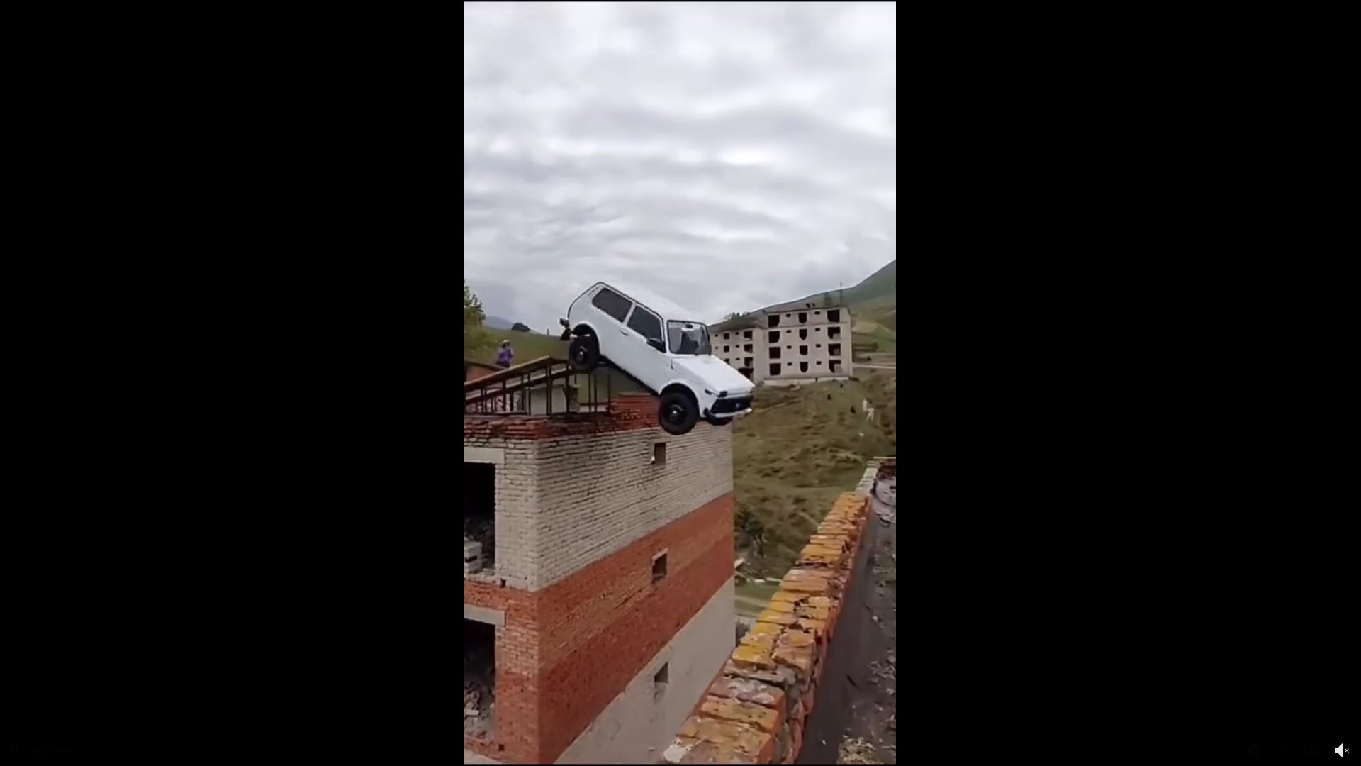 Έπεσε με Lada Niva από τον 5ο όροφο! Δες το video που έγινε viral
