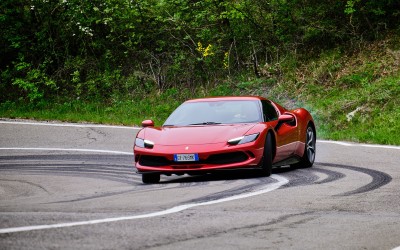 Έρχεται το τέλος της πραγματικής Ferrari; Οδηγήσαμε 296 & Purosangue στο Maranello. Δες τα Video