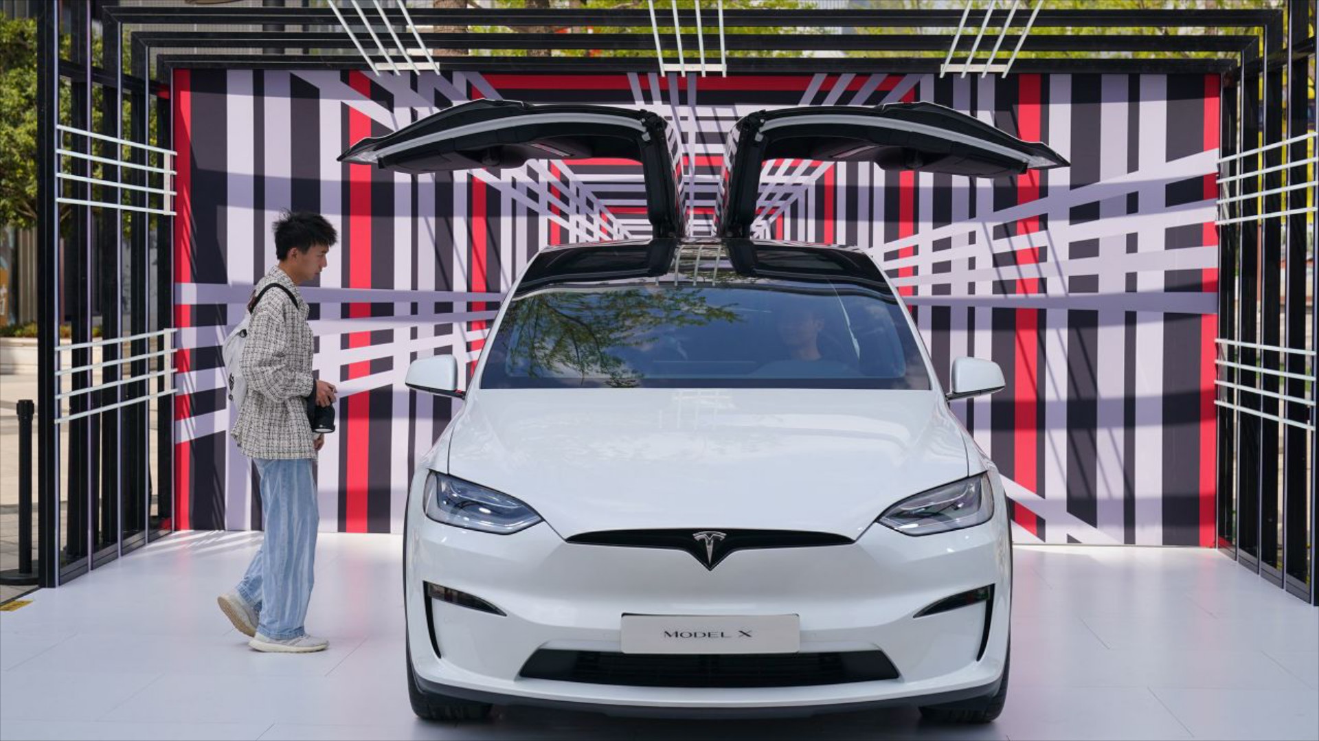 Tesla: Έφτιαξε υπερυπολογιστή που θα την «ανεβάσει» κατά 600 δισ. δολάρια!