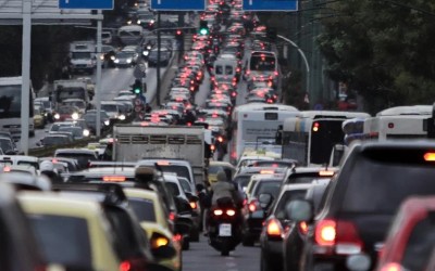 Χάος στον Κηφισό: Αυτοκίνητο τυλίχθηκε στις φλόγες – Ουρές 12 km