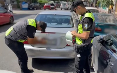 Video: Στο κυνήγι των διπλοπαρκαρισμένων η Τροχαία Αττικής