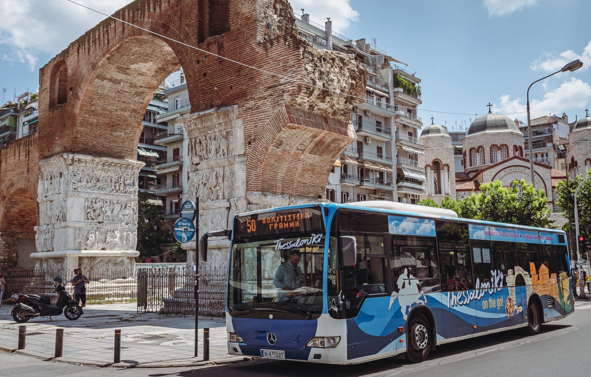 Θεσσαλονίκη: Το πιο παράξενο λεωφορείο της πόλης – Τι το διαφορετικό έχει (video)