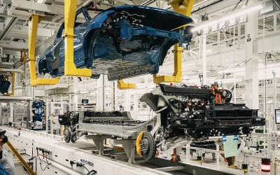 Ποια εταιρεία μπαίνει μέσα 31.000 € με κάθε ηλεκτρικό αυτοκίνητο που παράγει;