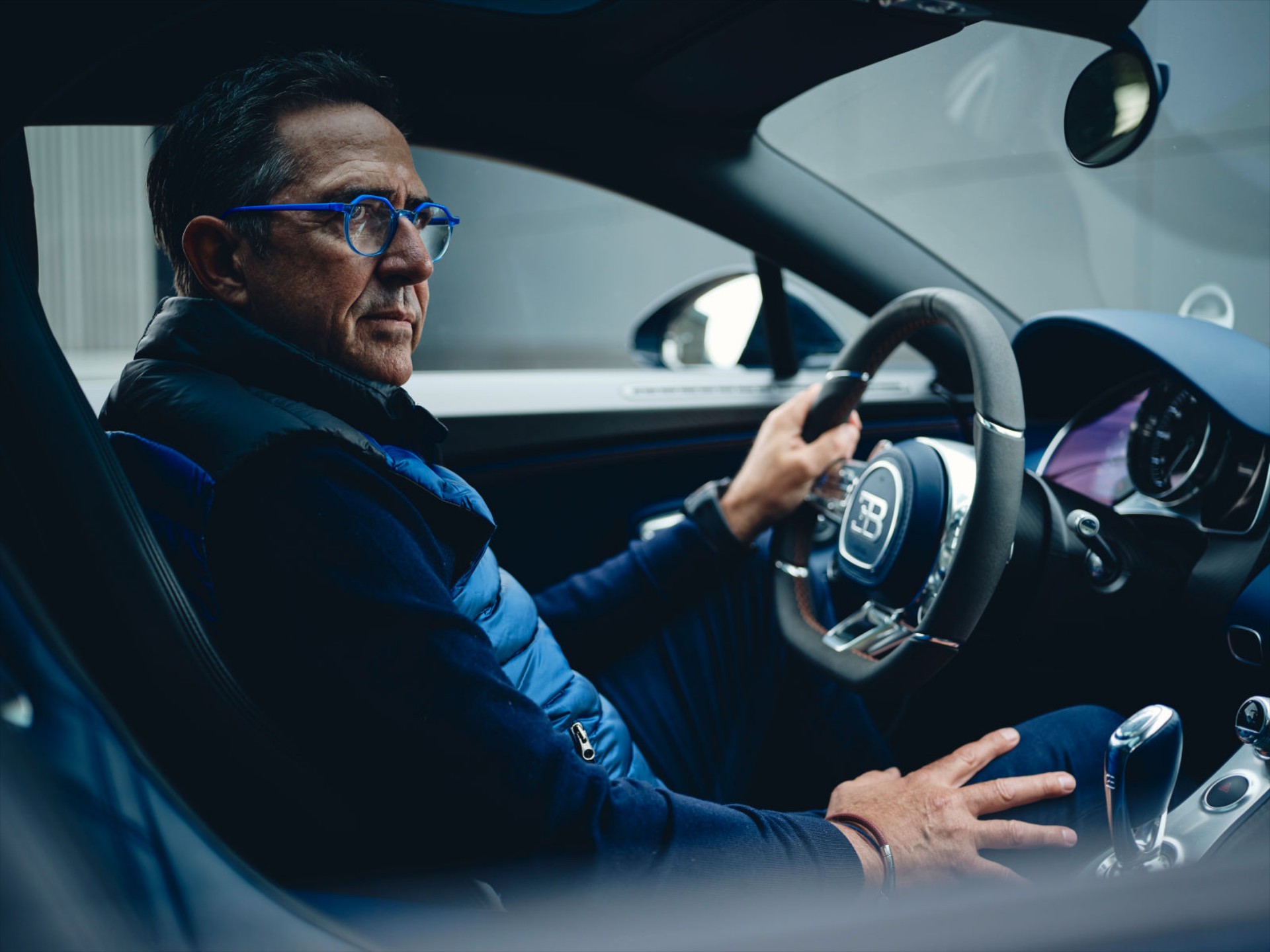 Ο μοναδικός Pilote Officiel της Bugatti: Ποιος είναι, πώς τα κατάφερε, τι κάνει καθημερινά