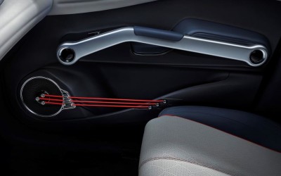 Ποιο αυτοκίνητο έχει χορδές στην πόρτα για να παίζεις μουσική; [video]