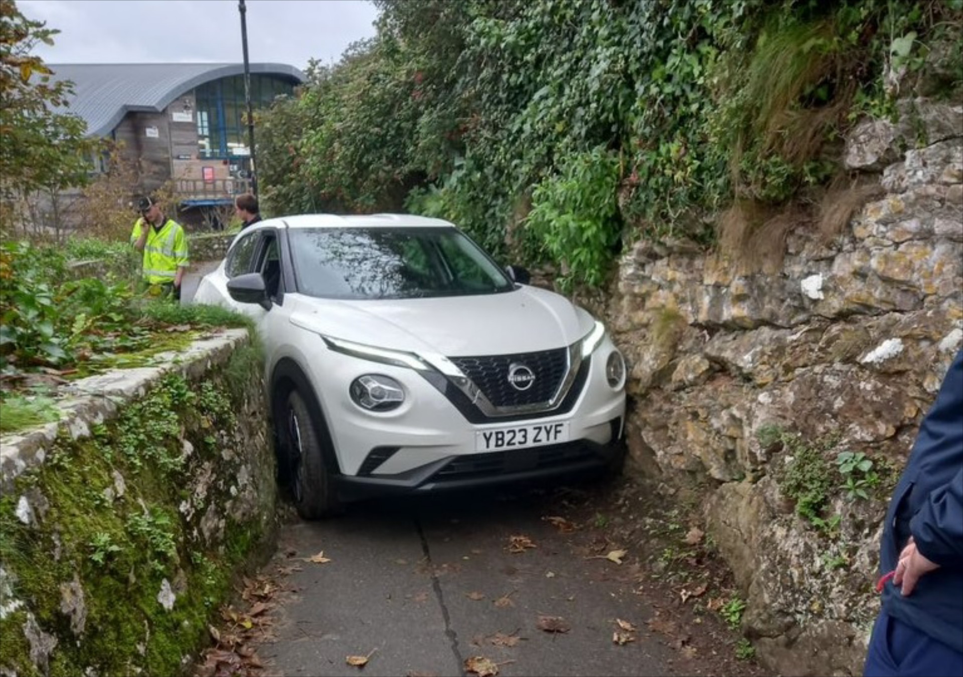 Σφήνωσε το Nissan Juke σε στενάκι και κατηγορούσε το GPS [Video]