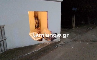 Λαμία: Αυτοκίνητο έπεσε σε σπίτι και κατέληξε στην κρεβατοκάμαρα [video] 