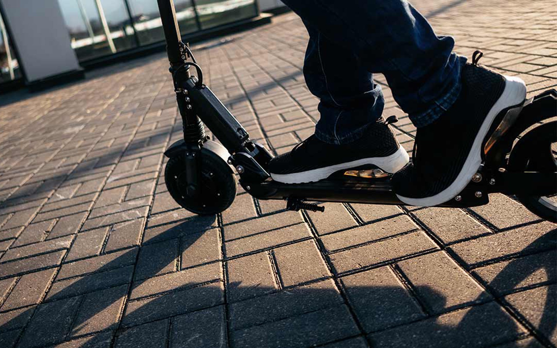 Αθήνα: Διακινούσαν ναρκωτικά με ηλεκτρικά πατίνια - Τους έπιασαν στα πράσα