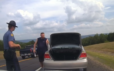 Τον σταμάτησαν για έλεγχο και βγήκε με τη βότκα στα χέρια – Δείτε το video