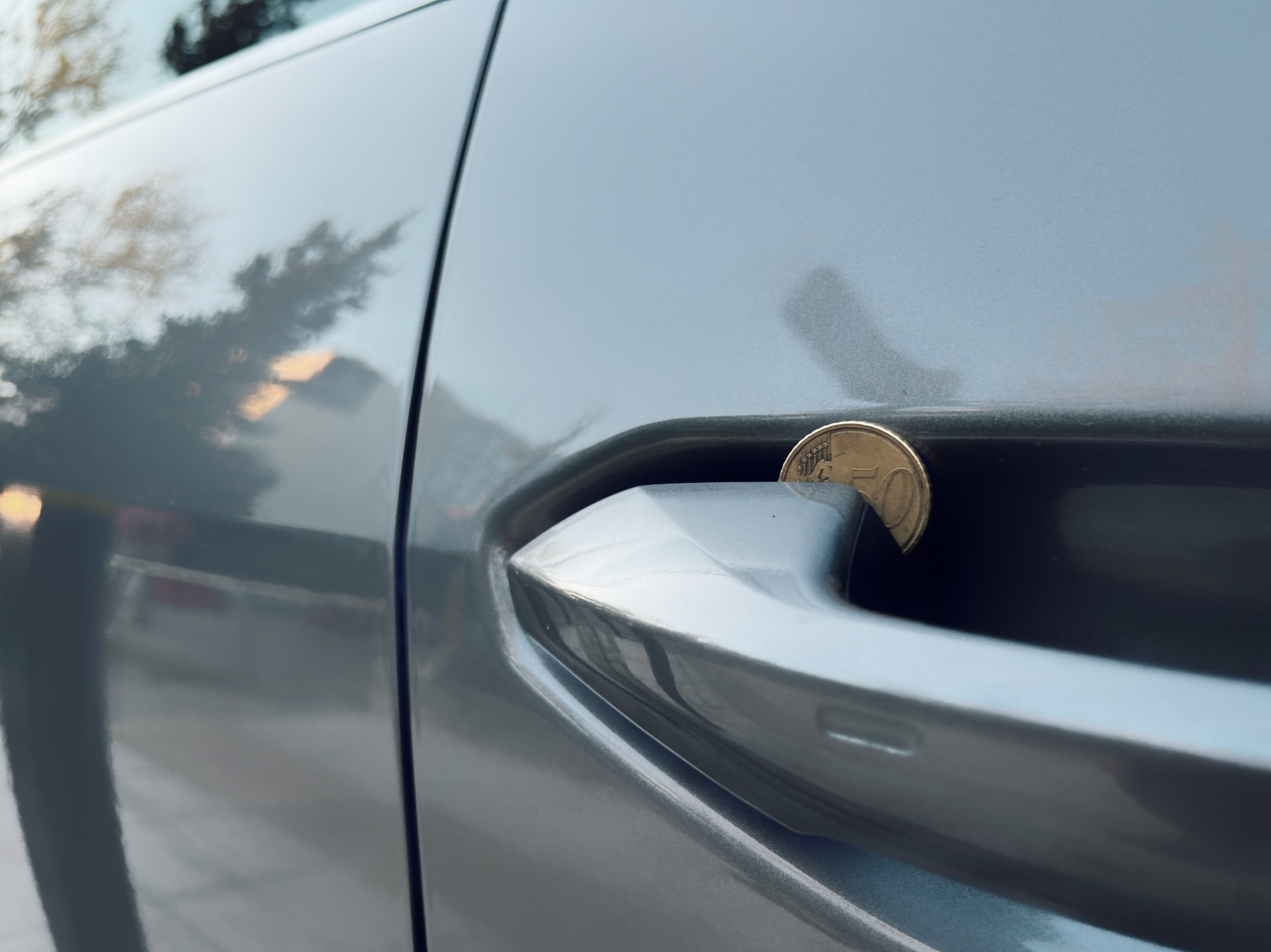 Το κόλπο με το κέρμα – Δες πόσο εύκολα σου κλέβουν το αυτοκίνητο [Video]