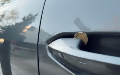 Το κόλπο με το κέρμα – Δες πόσο εύκολα σου κλέβουν το αυτοκίνητο [Video]