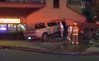 Σταρ του Χόλυγουντ τράκαρε σε πιτσαρία με το ηλεκτρικό Rivian R1T [video] 